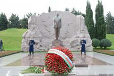 Azərbaycan ictimaiyyəti ulu öndər Heydər Əliyevin vəfatının ildönümündə Fəxri xiyabanı ziyarət edir (FOTO)