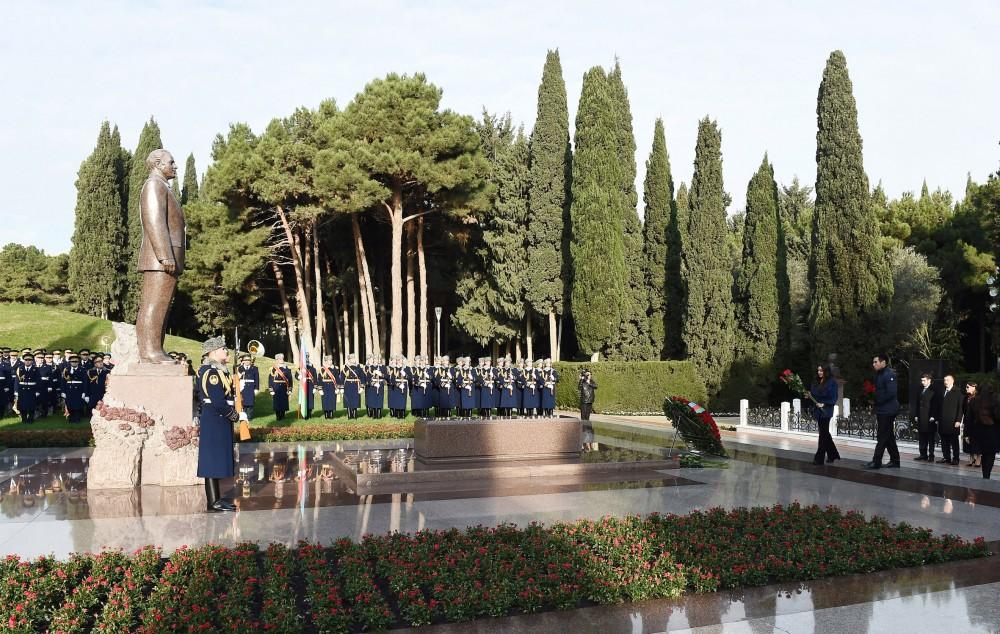 Prezident İlham Əliyev və ailə üzvləri ümummilli lider Heydər Əliyevin məzarını ziyarət ediblər (YENİLƏNİB) (FOTO)