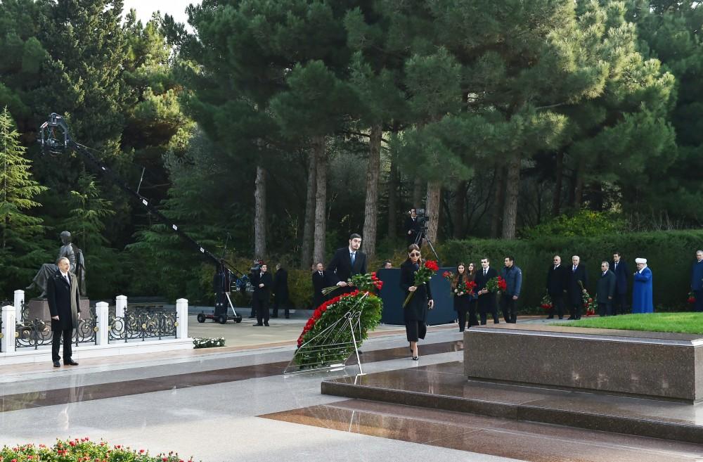 Prezident İlham Əliyev və ailə üzvləri ümummilli lider Heydər Əliyevin məzarını ziyarət ediblər (YENİLƏNİB) (FOTO)