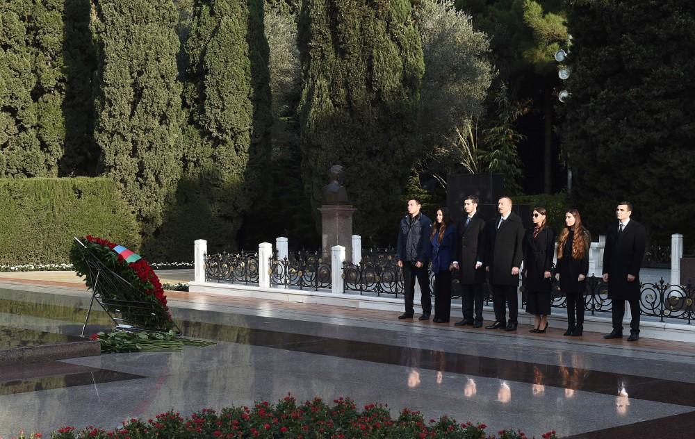 Prezident İlham Əliyev və ailə üzvləri ümummilli lider Heydər Əliyevin məzarını ziyarət ediblər (YENİLƏNİB) (FOTO)