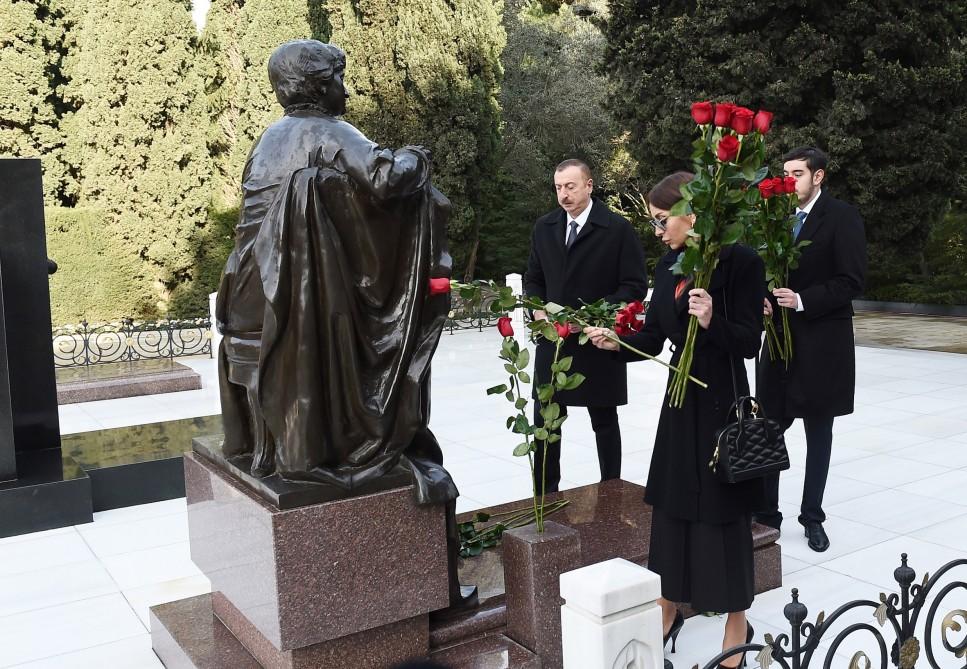 Prezident İlham Əliyev və ailə üzvləri ümummilli lider Heydər Əliyevin məzarını ziyarət ediblər (YENİLƏNİB) (FOTO)