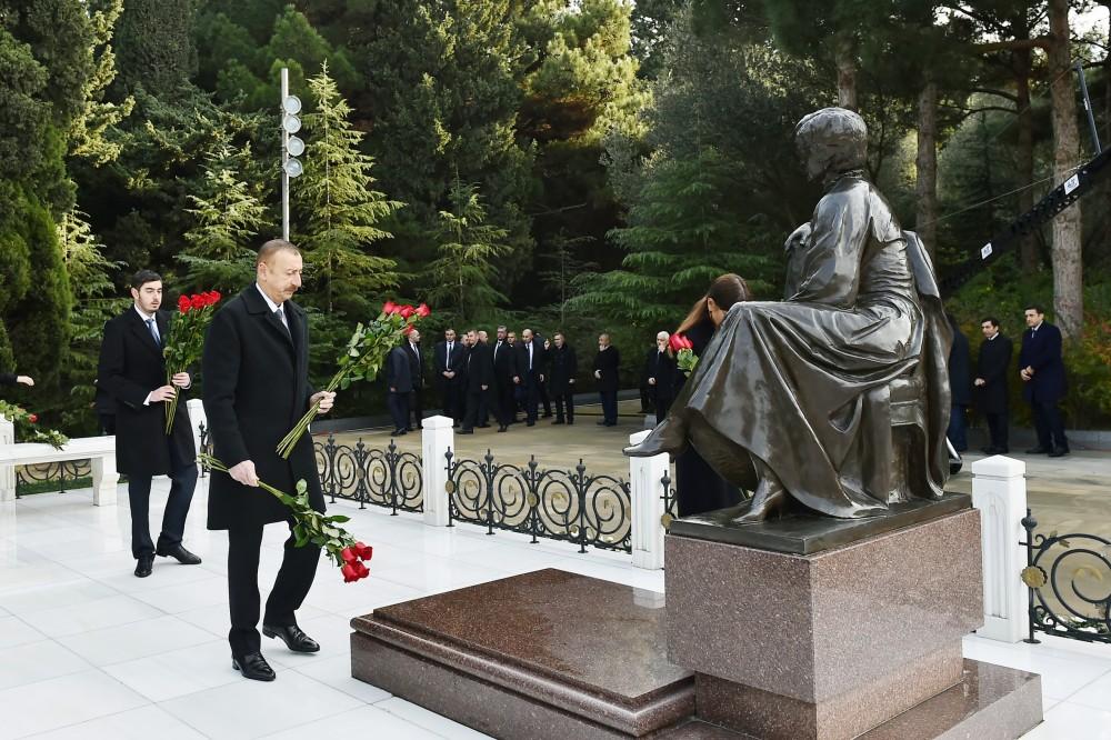Prezident İlham Əliyev və ailə üzvləri ümummilli lider Heydər Əliyevin məzarını ziyarət ediblər (YENİLƏNİB) (FOTO)
