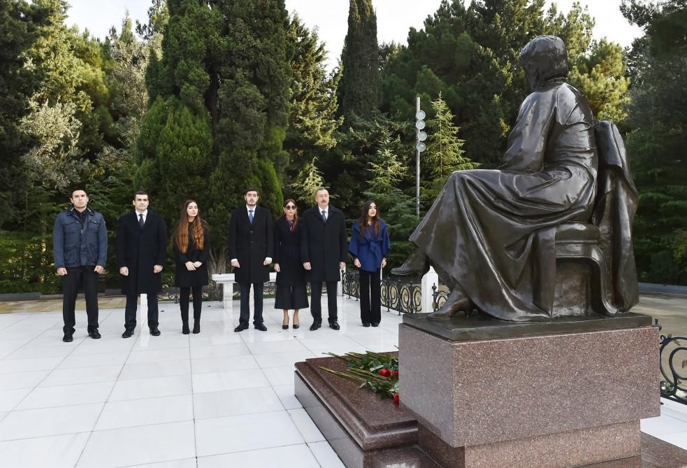 Prezident İlham Əliyev və ailə üzvləri ümummilli lider Heydər Əliyevin məzarını ziyarət ediblər (YENİLƏNİB) (FOTO)