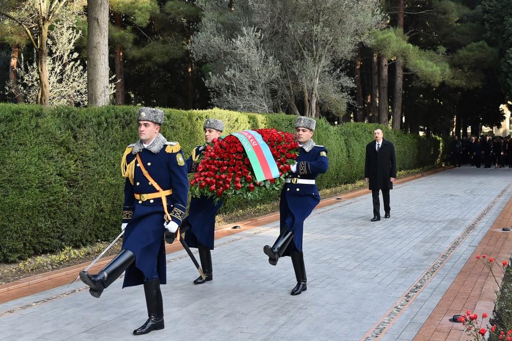 Prezident İlham Əliyev və ailə üzvləri ümummilli lider Heydər Əliyevin məzarını ziyarət ediblər (YENİLƏNİB) (FOTO)