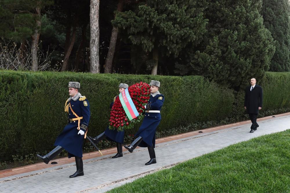 Prezident İlham Əliyev və ailə üzvləri ümummilli lider Heydər Əliyevin məzarını ziyarət ediblər (YENİLƏNİB) (FOTO)