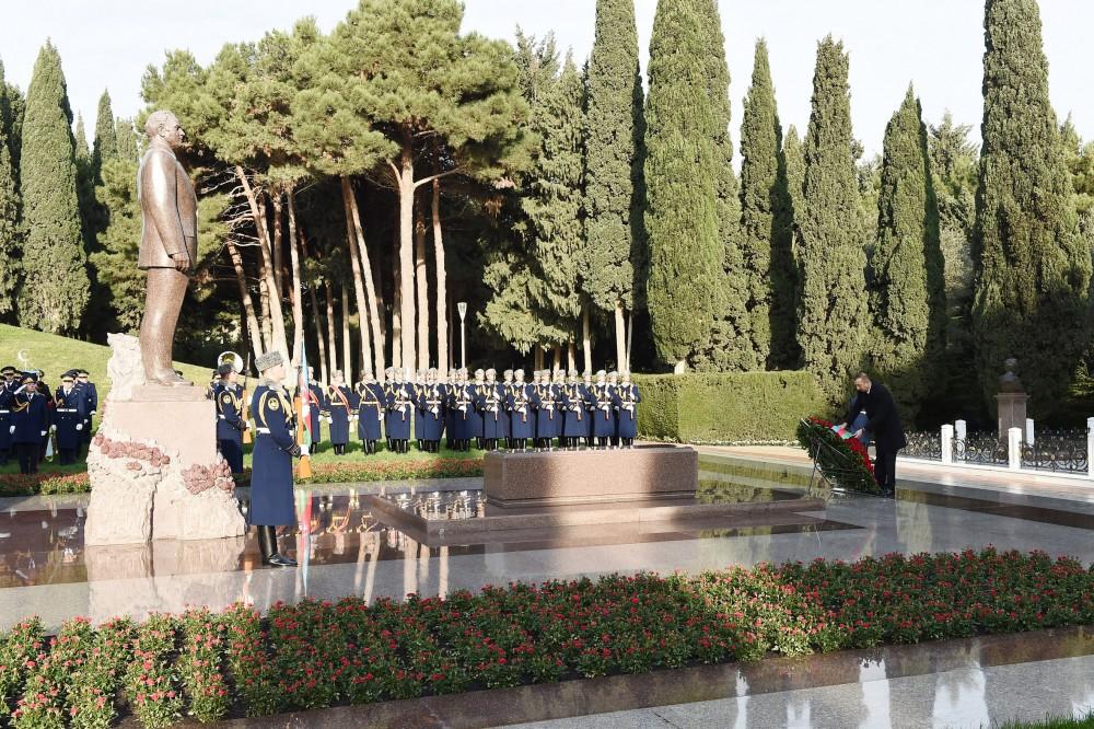 Prezident İlham Əliyev və ailə üzvləri ümummilli lider Heydər Əliyevin məzarını ziyarət ediblər (YENİLƏNİB) (FOTO)