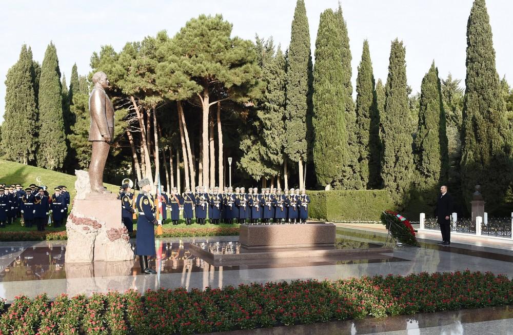 Prezident İlham Əliyev və ailə üzvləri ümummilli lider Heydər Əliyevin məzarını ziyarət ediblər (YENİLƏNİB) (FOTO)