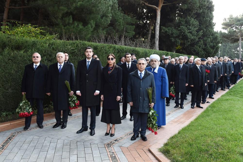 Prezident İlham Əliyev və ailə üzvləri ümummilli lider Heydər Əliyevin məzarını ziyarət ediblər (YENİLƏNİB) (FOTO)