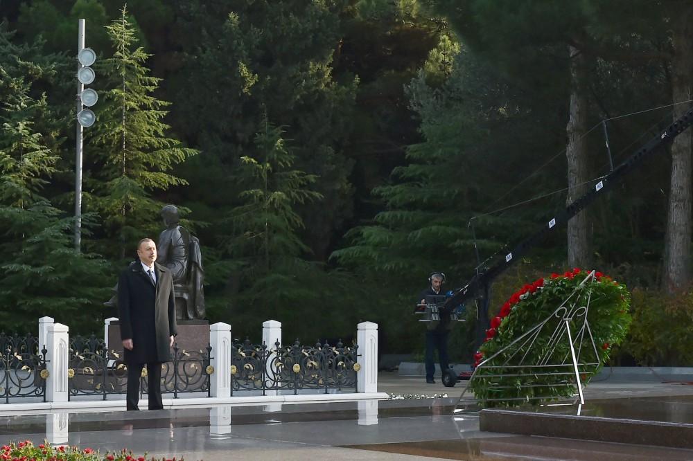 Prezident İlham Əliyev və ailə üzvləri ümummilli lider Heydər Əliyevin məzarını ziyarət ediblər (YENİLƏNİB) (FOTO)