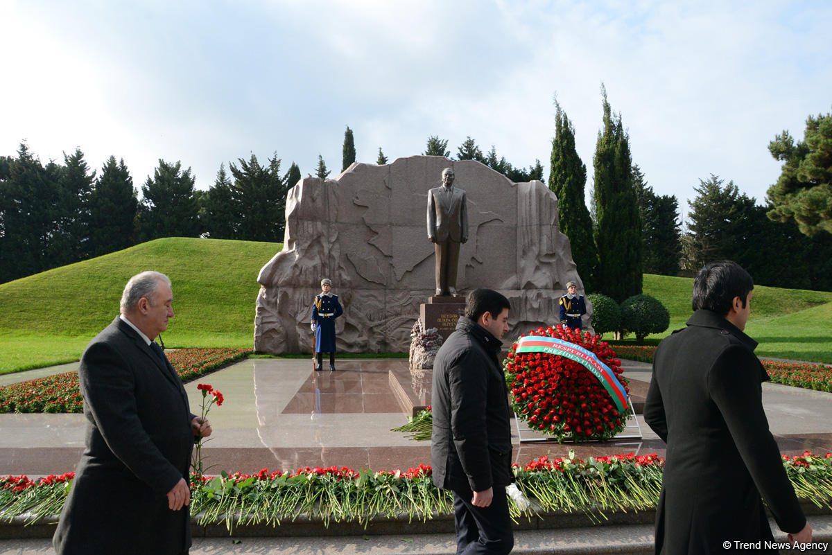 Azərbaycan ictimaiyyəti ulu öndər Heydər Əliyevin vəfatının ildönümündə Fəxri xiyabanı ziyarət edir (FOTO)