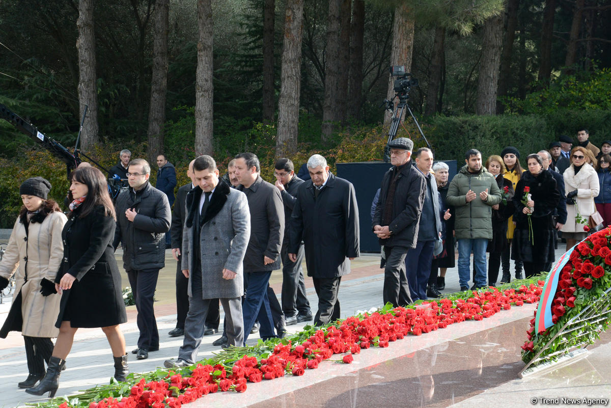 Azərbaycan ictimaiyyəti ulu öndər Heydər Əliyevin vəfatının ildönümündə Fəxri xiyabanı ziyarət edir (FOTO)