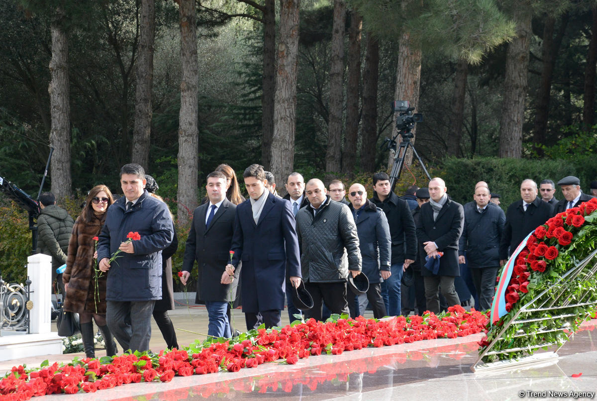 Azərbaycan ictimaiyyəti ulu öndər Heydər Əliyevin vəfatının ildönümündə Fəxri xiyabanı ziyarət edir (FOTO)