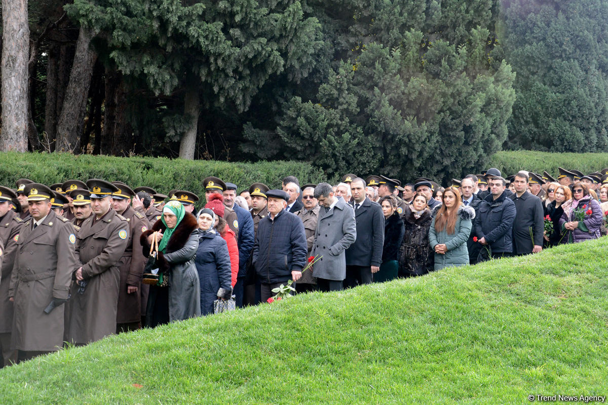 Azərbaycan ictimaiyyəti ulu öndər Heydər Əliyevin vəfatının ildönümündə Fəxri xiyabanı ziyarət edir (FOTO)