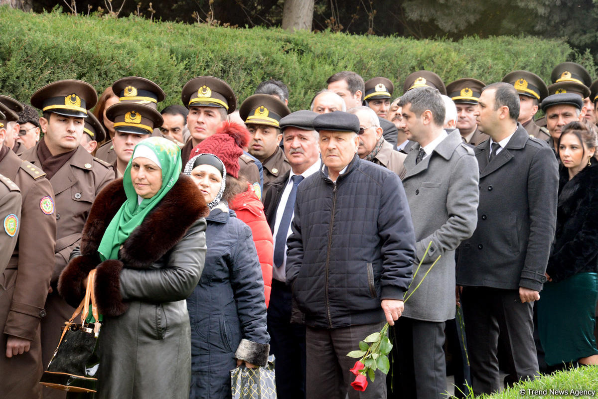 Azərbaycan ictimaiyyəti ulu öndər Heydər Əliyevin vəfatının ildönümündə Fəxri xiyabanı ziyarət edir (FOTO)