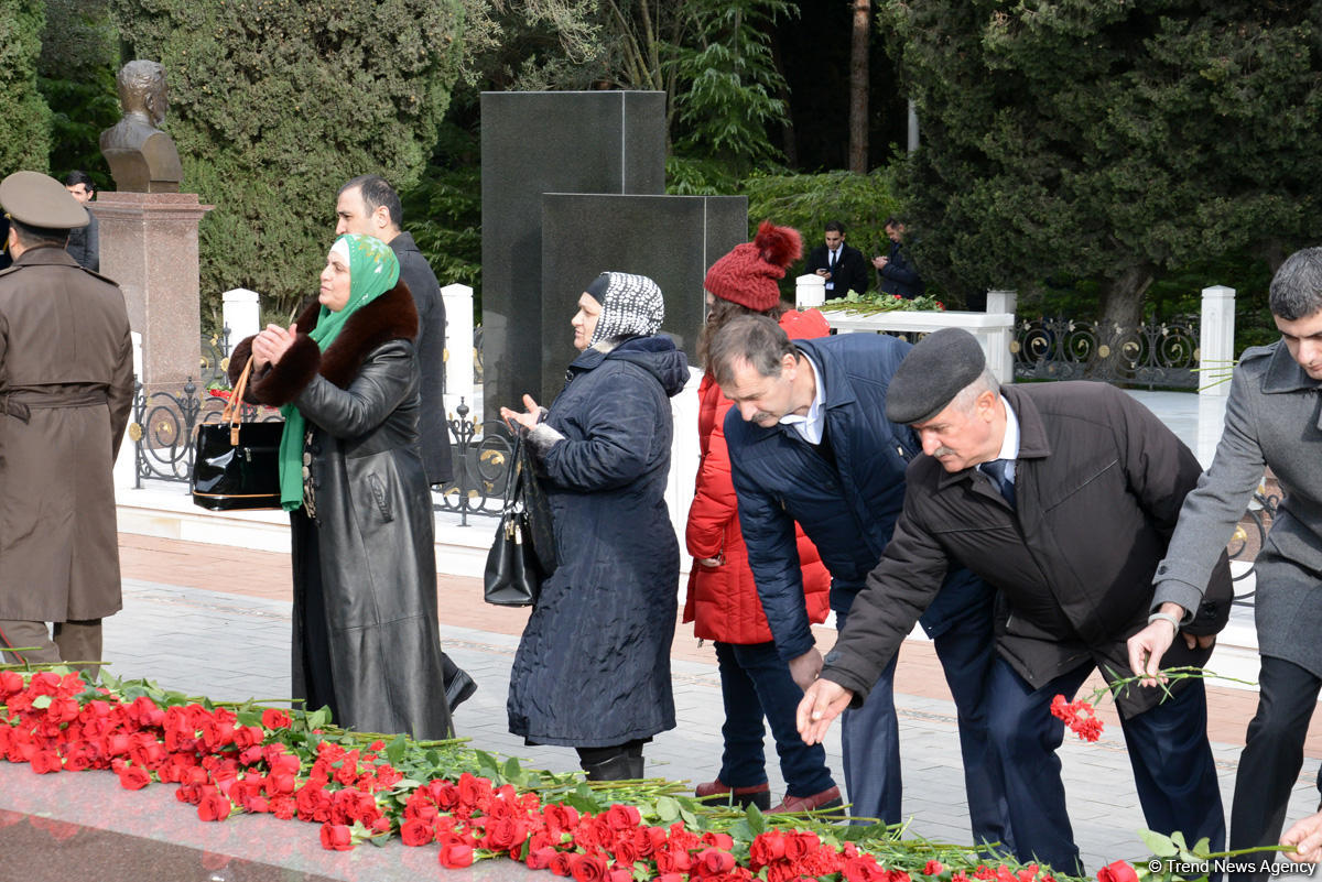 Azərbaycan ictimaiyyəti ulu öndər Heydər Əliyevin vəfatının ildönümündə Fəxri xiyabanı ziyarət edir (FOTO)