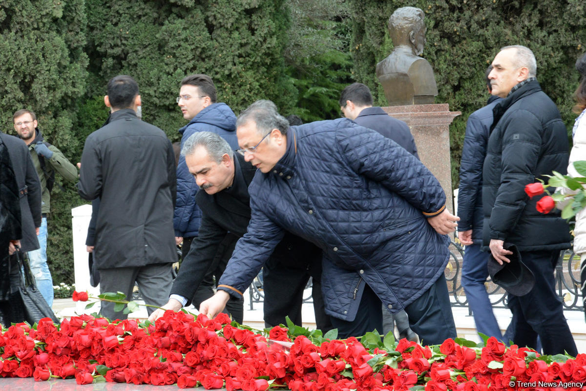 Azərbaycan ictimaiyyəti ulu öndər Heydər Əliyevin vəfatının ildönümündə Fəxri xiyabanı ziyarət edir (FOTO)