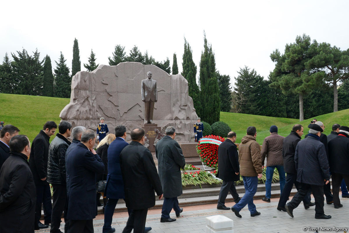 Azərbaycan ictimaiyyəti ulu öndər Heydər Əliyevin vəfatının ildönümündə Fəxri xiyabanı ziyarət edir (FOTO)