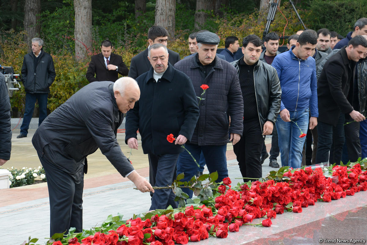 Azərbaycan ictimaiyyəti ulu öndər Heydər Əliyevin vəfatının ildönümündə Fəxri xiyabanı ziyarət edir (FOTO)