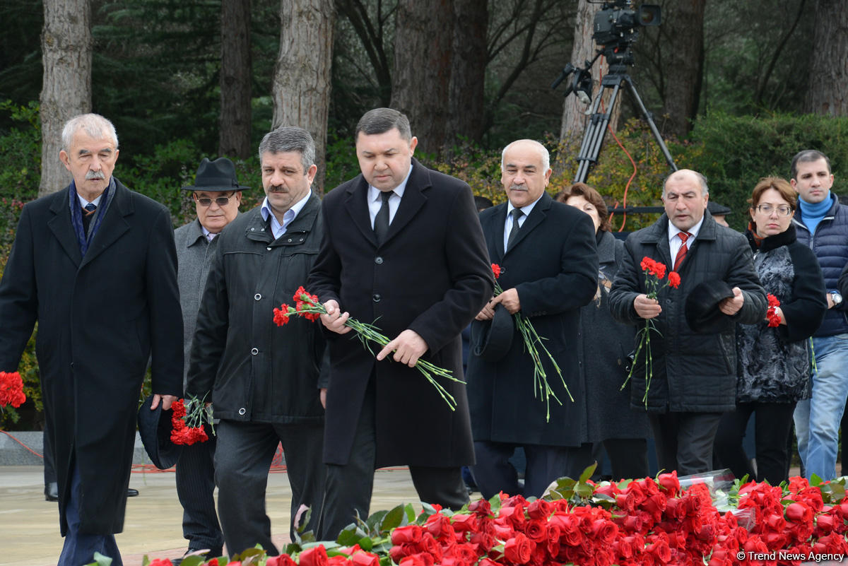 Azərbaycan ictimaiyyəti ulu öndər Heydər Əliyevin vəfatının ildönümündə Fəxri xiyabanı ziyarət edir (FOTO)