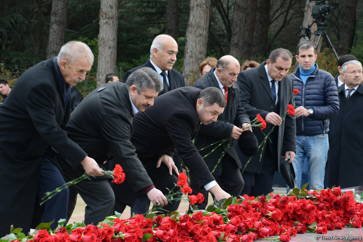 Azərbaycan ictimaiyyəti ulu öndər Heydər Əliyevin vəfatının ildönümündə Fəxri xiyabanı ziyarət edir (FOTO)