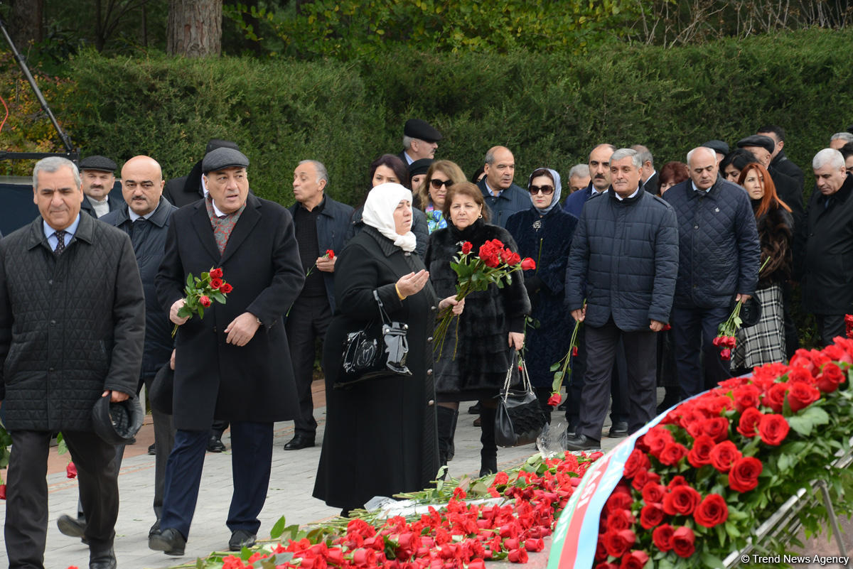 Azərbaycan ictimaiyyəti ulu öndər Heydər Əliyevin vəfatının ildönümündə Fəxri xiyabanı ziyarət edir (FOTO)