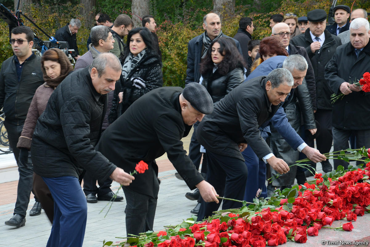 Azərbaycan ictimaiyyəti ulu öndər Heydər Əliyevin vəfatının ildönümündə Fəxri xiyabanı ziyarət edir (FOTO)