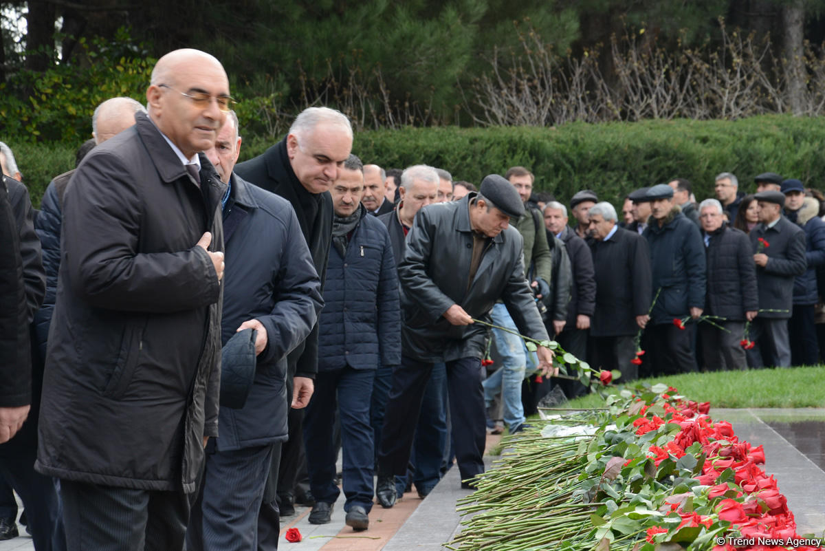 Azərbaycan ictimaiyyəti ulu öndər Heydər Əliyevin vəfatının ildönümündə Fəxri xiyabanı ziyarət edir (FOTO)