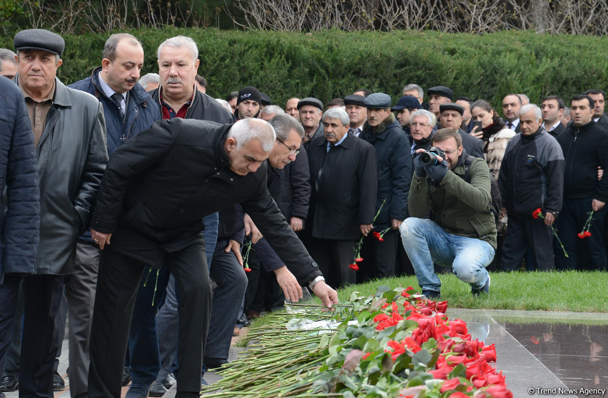 Azərbaycan ictimaiyyəti ulu öndər Heydər Əliyevin vəfatının ildönümündə Fəxri xiyabanı ziyarət edir (FOTO)