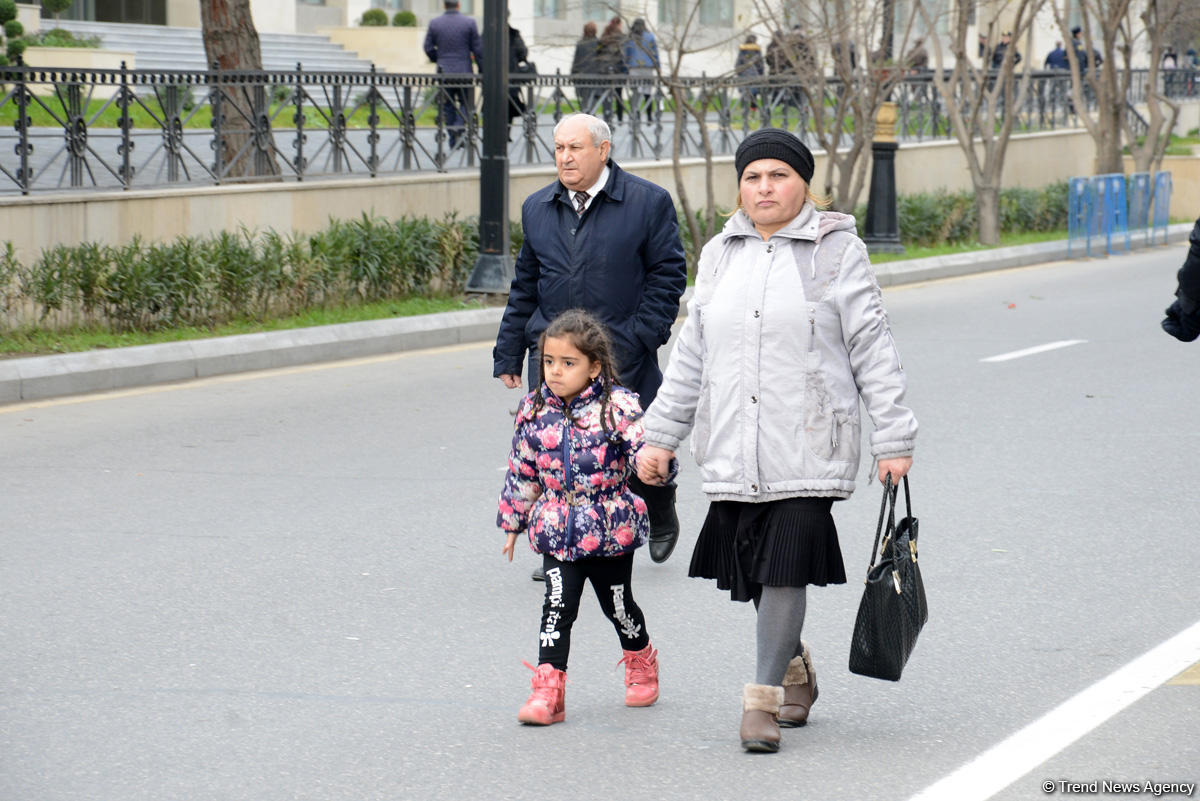 Azərbaycan ictimaiyyəti ulu öndər Heydər Əliyevin vəfatının ildönümündə Fəxri xiyabanı ziyarət edir (FOTO)