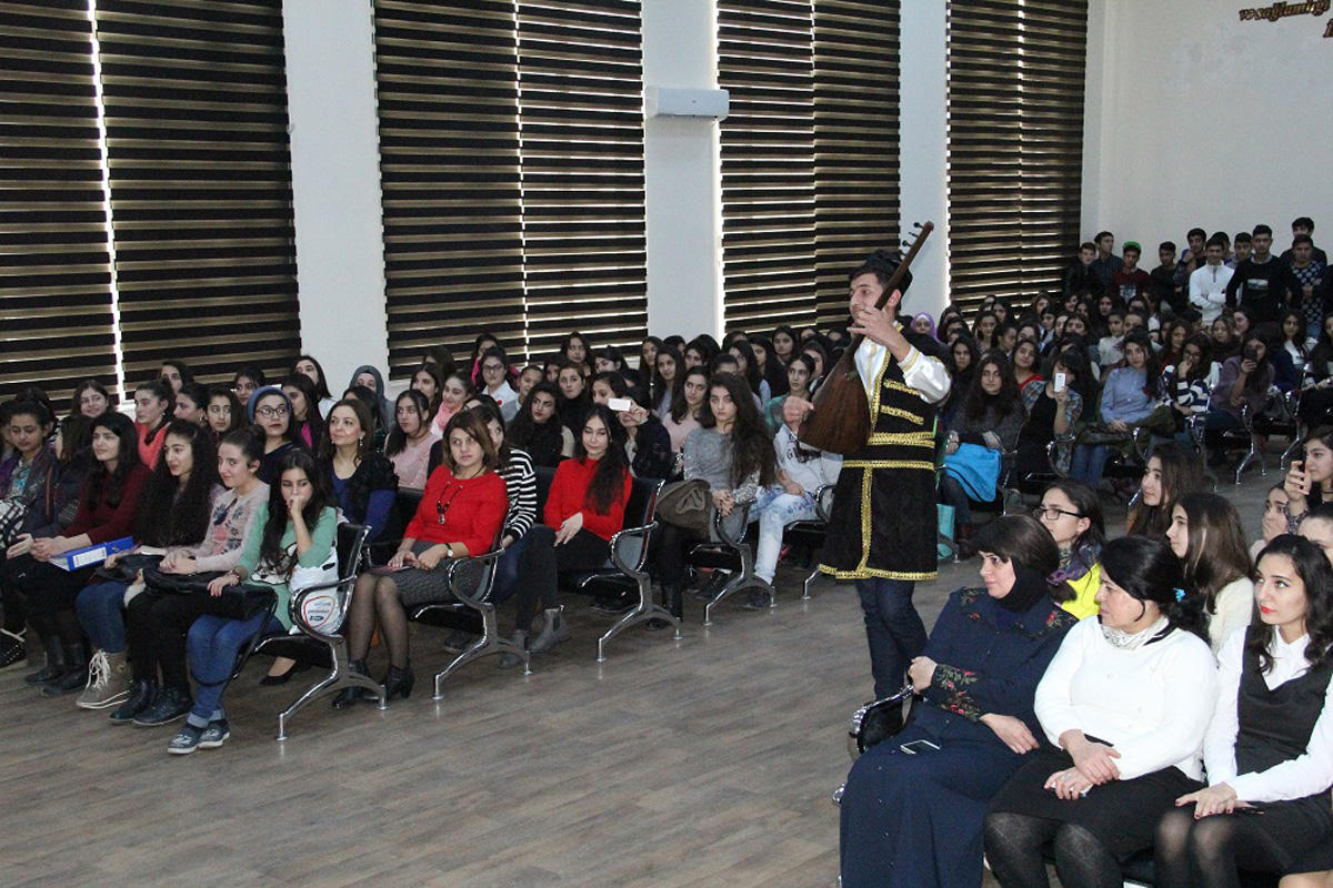 Bilik Fondu Azərbaycan klassik ədəbiyyatının səhnə həlli mövzusunda mühazirə təşkil edib (FOTO)