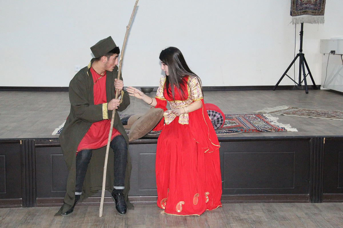 Bilik Fondu Azərbaycan klassik ədəbiyyatının səhnə həlli mövzusunda mühazirə təşkil edib (FOTO)
