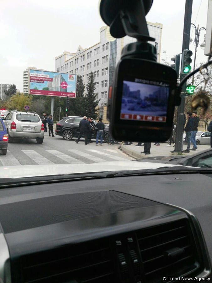 Bakıda beton qarışdıran yük maşını zəncirvari qəza törətdi, prospekt bağlandı (FOTO)
