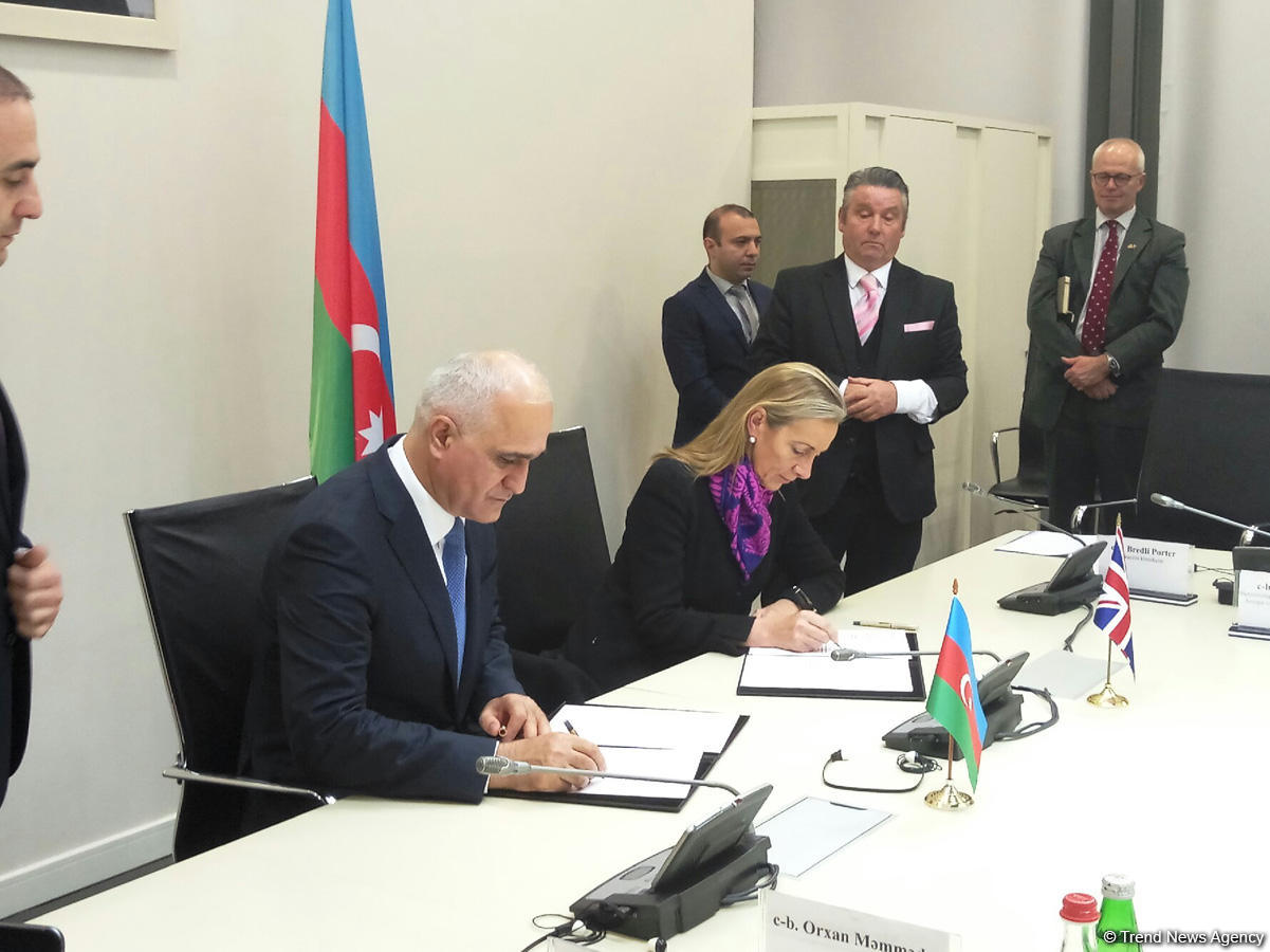 Azərbaycan və Böyük Britaniya arasında hökumətlərarası komissiyanın protokolu imzalanıb (FOTO)