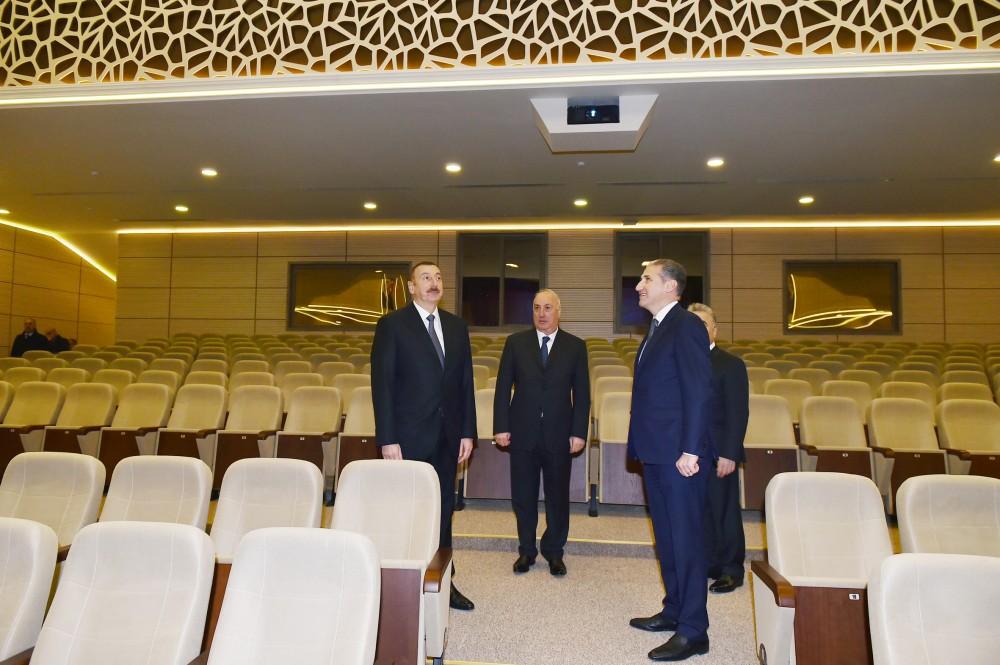 Prezident İlham Əliyev “Kimyaçı” Mədəniyyət Sarayında əsaslı təmirdən sonra yaradılan şəraitlə tanış olub (FOTO) (YENİLƏNİB)
