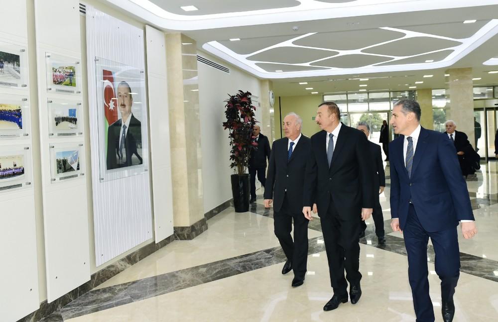 Prezident İlham Əliyev “Kimyaçı” Mədəniyyət Sarayında əsaslı təmirdən sonra yaradılan şəraitlə tanış olub (FOTO) (YENİLƏNİB)