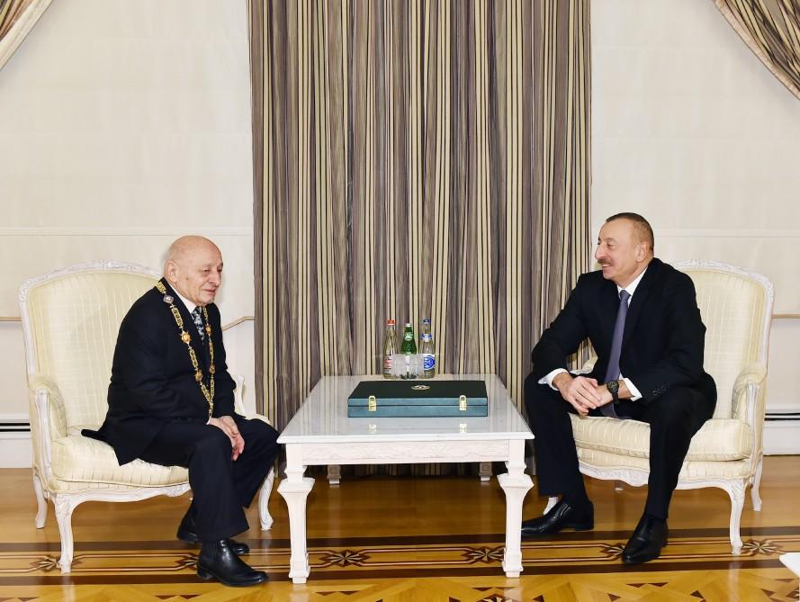 Prezident İlham Əliyev Xalq Rəssamı Ömər Eldarova “Heydər Əliyev” ordenini təqdim edib (FOTO) (YENİLƏNİB)