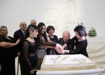 Heydər Əliyev Fondunun vitse-prezidenti Leyla Əliyeva Ömər Eldarovun fərdi sərgisinin açılışında iştirak edib (FOTO)