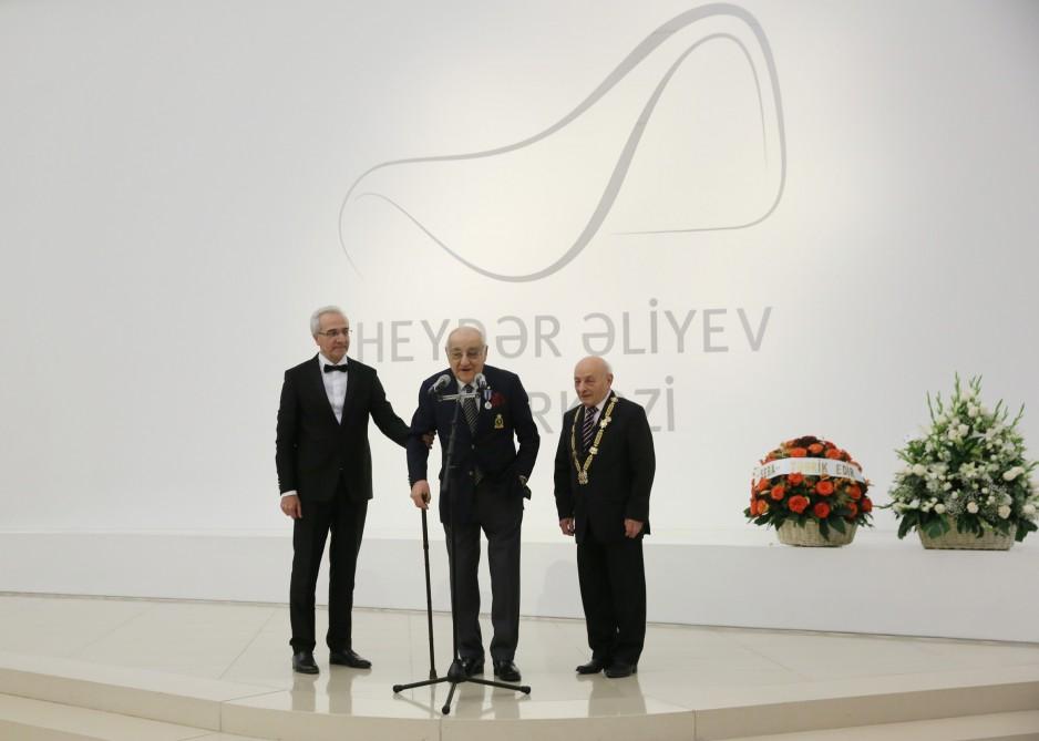 Heydər Əliyev Fondunun vitse-prezidenti Leyla Əliyeva Ömər Eldarovun fərdi sərgisinin açılışında iştirak edib (FOTO)