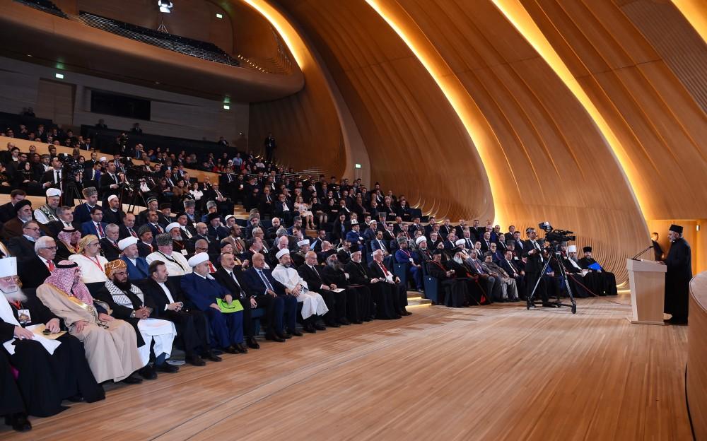 Prezident İlham Əliyev “2017-İslam Həmrəyliyi İli: Dinlər və mədəniyyətlərarası dialoq” mövzusunda keçirilən beynəlxalq konfransda iştirak edib (YENİLƏNİB-3) (FOTO)