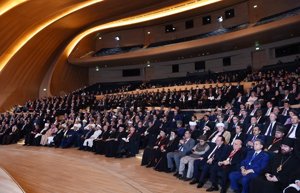 Prezident İlham Əliyev “2017-İslam Həmrəyliyi İli: Dinlər və mədəniyyətlərarası dialoq” mövzusunda keçirilən beynəlxalq konfransda iştirak edib (YENİLƏNİB-3) (FOTO)