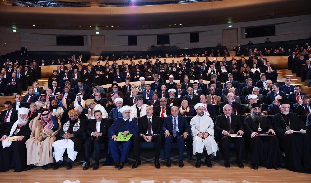 Prezident İlham Əliyev “2017-İslam Həmrəyliyi İli: Dinlər və mədəniyyətlərarası dialoq” mövzusunda keçirilən beynəlxalq konfransda iştirak edib (YENİLƏNİB-3) (FOTO)