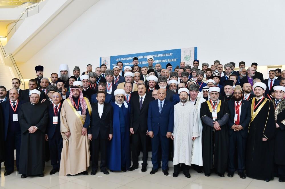 Prezident İlham Əliyev “2017-İslam Həmrəyliyi İli: Dinlər və mədəniyyətlərarası dialoq” mövzusunda keçirilən beynəlxalq konfransda iştirak edib (YENİLƏNİB-3) (FOTO)