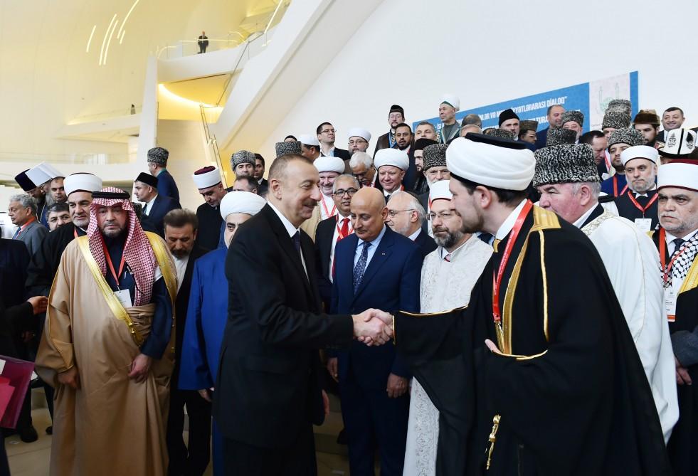 Prezident İlham Əliyev “2017-İslam Həmrəyliyi İli: Dinlər və mədəniyyətlərarası dialoq” mövzusunda keçirilən beynəlxalq konfransda iştirak edib (YENİLƏNİB-3) (FOTO)