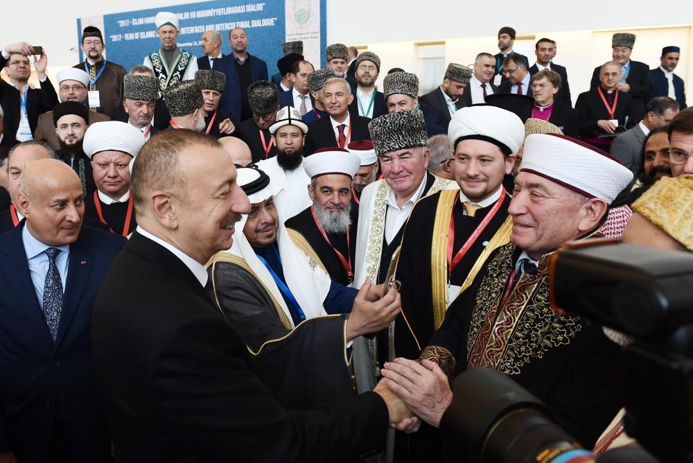 Prezident İlham Əliyev “2017-İslam Həmrəyliyi İli: Dinlər və mədəniyyətlərarası dialoq” mövzusunda keçirilən beynəlxalq konfransda iştirak edib (YENİLƏNİB-3) (FOTO)