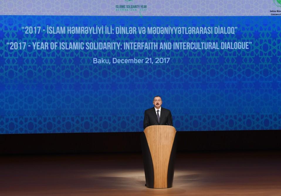 Prezident İlham Əliyev “2017-İslam Həmrəyliyi İli: Dinlər və mədəniyyətlərarası dialoq” mövzusunda keçirilən beynəlxalq konfransda iştirak edib (YENİLƏNİB-3) (FOTO)