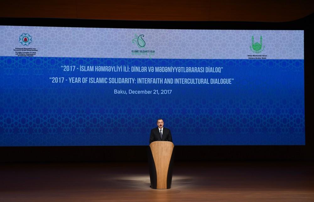 Prezident İlham Əliyev “2017-İslam Həmrəyliyi İli: Dinlər və mədəniyyətlərarası dialoq” mövzusunda keçirilən beynəlxalq konfransda iştirak edib (YENİLƏNİB-3) (FOTO)