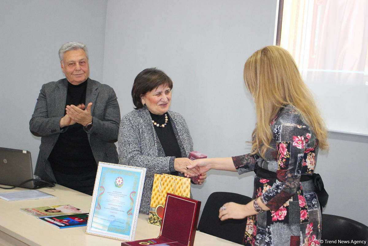 Fəxriyyə Xələfovaya "Azərbaycanın qüruru" ordeni verildi (FOTO)