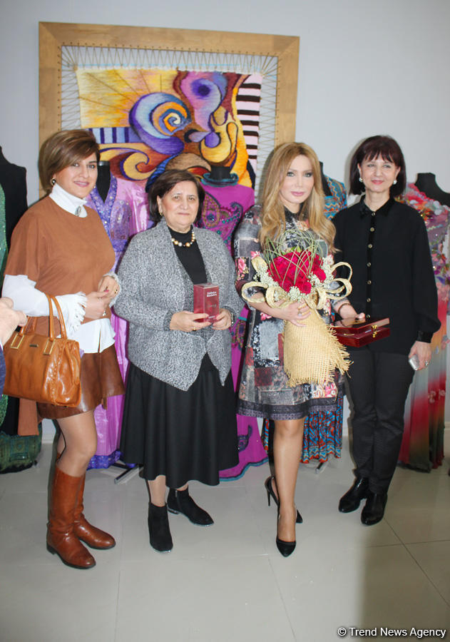 Fəxriyyə Xələfovaya "Azərbaycanın qüruru" ordeni verildi (FOTO)