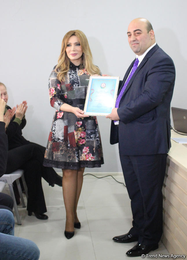 Fəxriyyə Xələfovaya "Azərbaycanın qüruru" ordeni verildi (FOTO)