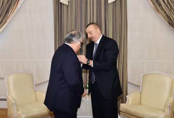 Prezident İlham Əliyev Xalq Artisti Fərhad Bədəlbəyliyə “İstiqlal” ordenini təqdim edib (FOTO) (YENİLƏNİB)
